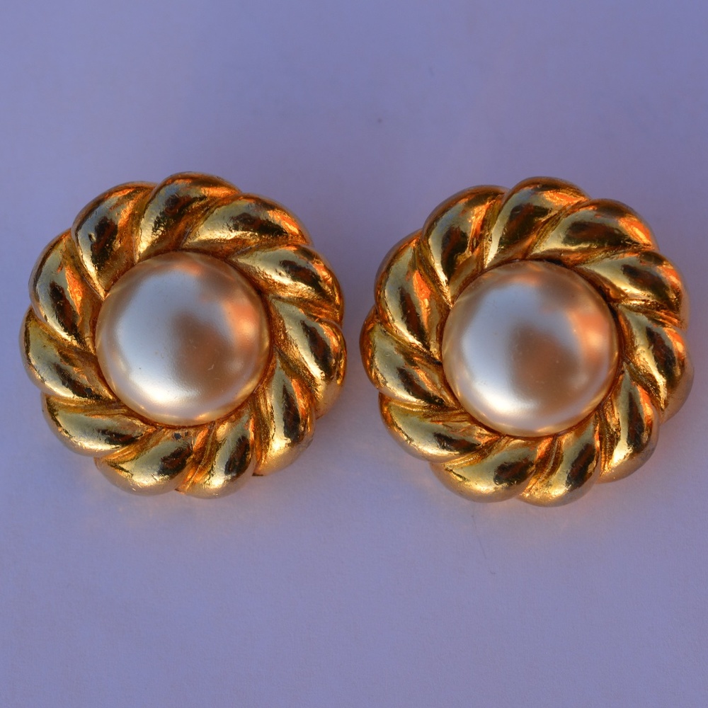 ‼️SOLD‼️Vintage Chanel Clip Earrings With Pearl 1980's
